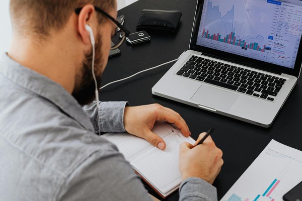 Quelles sont les méthodes pour créer des ennemis avec des comportements psychologiques complexes dans un jeu d'horreur?